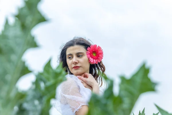 Retrato Uma Mulher Com Flor Retrato Uma Mulher Bonita Jardim — Fotografia de Stock