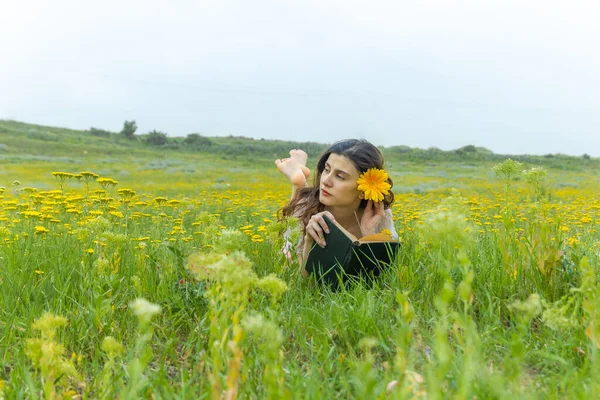 Bella Giovane Donna Sul Campo Che Legge Libro Donna Che — Foto Stock