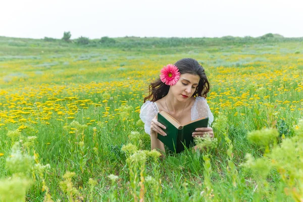 Jovem Bonita Campo Lendo Livro Mulher Lendo Livro Menina Campo — Fotografia de Stock