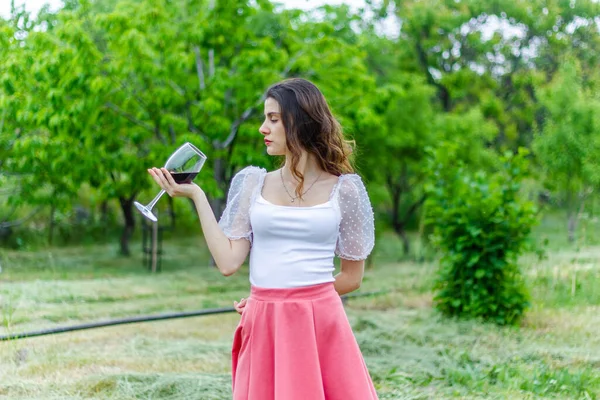 ワインを飲む女性ワインを飲む女性庭で赤ワインを飲む女性 — ストック写真