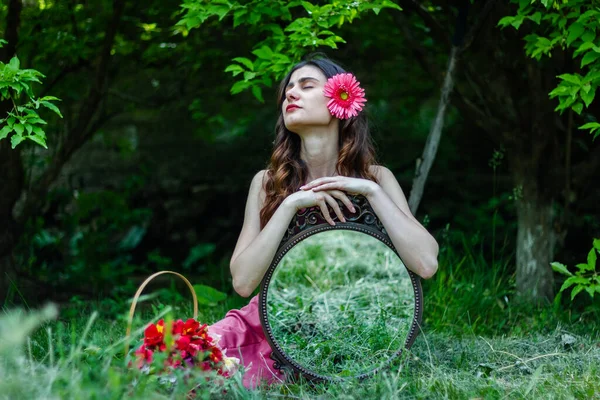 Niña Bonita Parque Con Espejo Retrato Una Mujer Con Flor — Foto de Stock