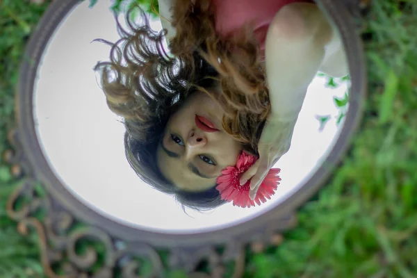 Niña Bonita Parque Con Espejo Retrato Una Mujer Con Flor — Foto de Stock