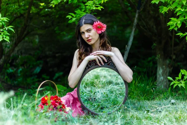 Jovem Menina Bonita Parque Com Espelho Retrato Uma Mulher Com — Fotografia de Stock