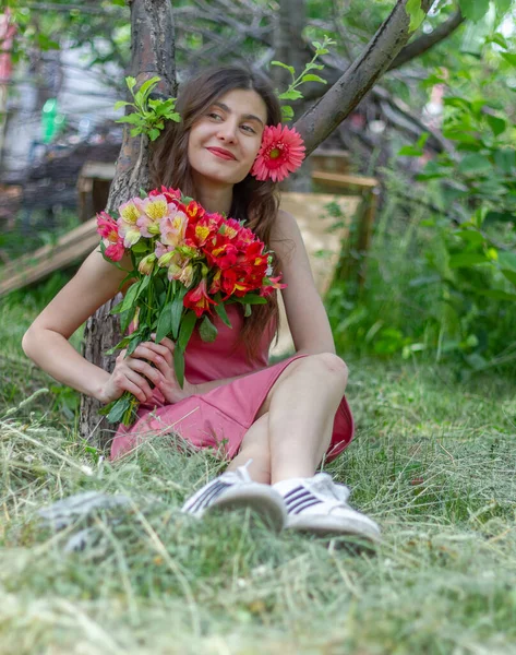 Retrato Uma Mulher Com Flor Retrato Uma Mulher Bonita Jardim — Fotografia de Stock