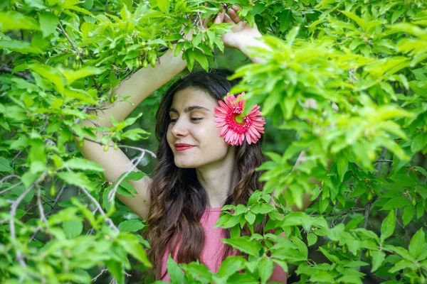 Retrato Uma Mulher Com Flor Retrato Uma Mulher Bonita Jardim — Fotografia de Stock