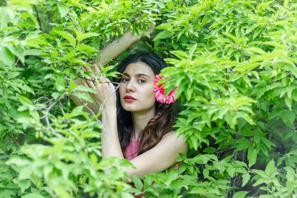 Retrato Uma Mulher Com Flor Retrato Uma Mulher Bonita Jardim — Fotografia de Stock