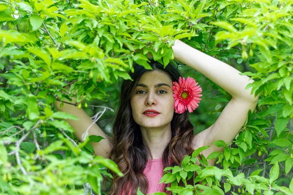 Retrato Uma Mulher Com Flor Retrato Uma Mulher Bonita Jardim — Fotografia de Stock