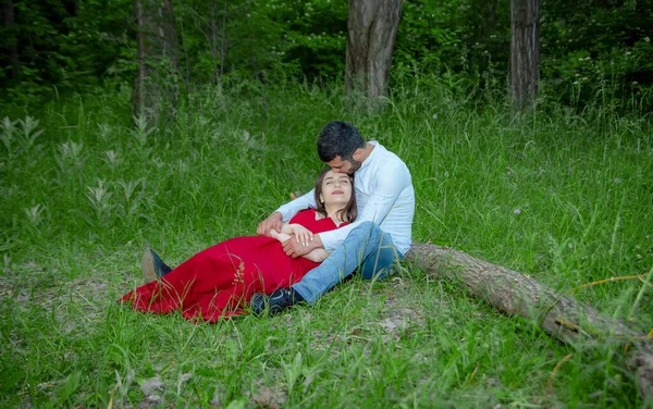 Femme Robe Rouge Avec Petit Ami Dans Parc Jeune Couple — Photo