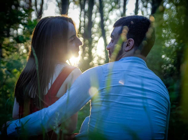 Mulher Vestido Vermelho Com Namorado Parque Jovem Casal Parque — Fotografia de Stock