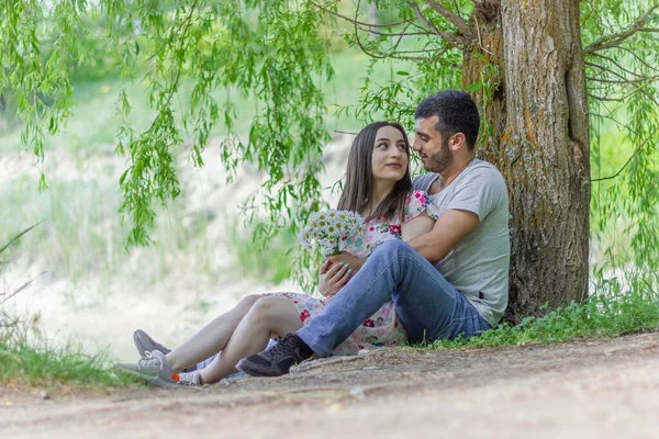 Couple Assis Sur Herbe Dans Parc Couple Heureux Amuser Dans — Photo