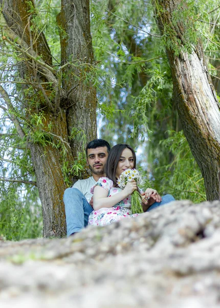 Couple Assis Sur Herbe Dans Parc Couple Heureux Amuser Dans — Photo