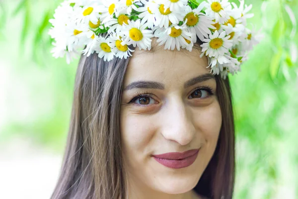 Porträtt Kvinna Med Vita Blommor Porträtt Kvinna Parken — Stockfoto