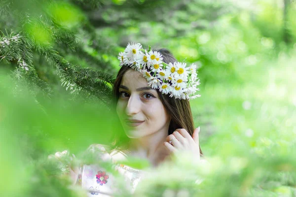 Retrato Uma Mulher Com Flores Brancas Retrato Uma Mulher Parque — Fotografia de Stock