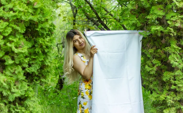 Retrato Una Mujer Vestido Parque Retrato Una Mujer Parque Mujer — Foto de Stock