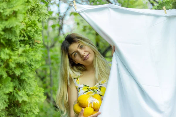 Kvinna Parken Vacker Kvinna Med Citroner Parken — Stockfoto