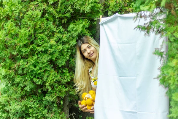 Kvinna Parken Vacker Kvinna Med Citroner Parken — Stockfoto