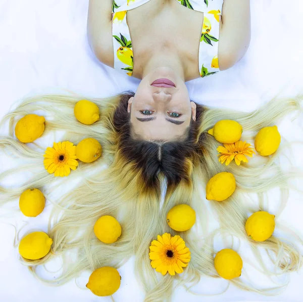 Chica Con Limones Amarillos Mujer Bonita Con Limones — Foto de Stock