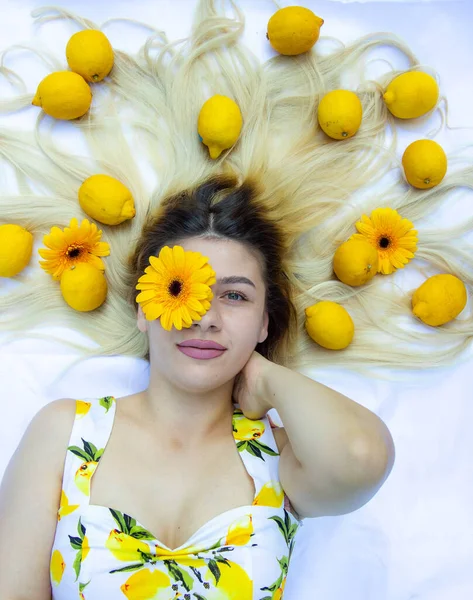 Chica Con Limones Amarillos Mujer Bonita Con Limones — Foto de Stock