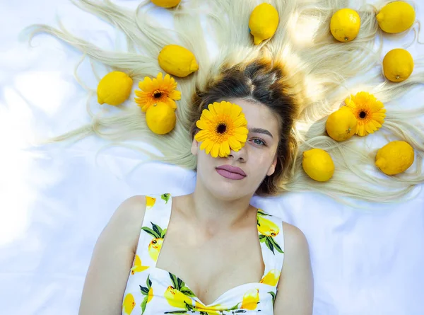 Sarı Limonlu Kız Limonlu Güzel Kadın — Stok fotoğraf