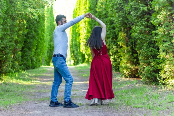 Mulher Vestido Vermelho Com Namorado Parque Jovem Casal Parque — Fotografia de Stock