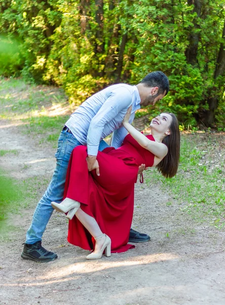 Femme Robe Rouge Avec Petit Ami Dans Parc Jeune Couple — Photo