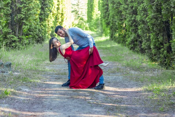 Femme Robe Rouge Avec Petit Ami Dans Parc Jeune Couple — Photo