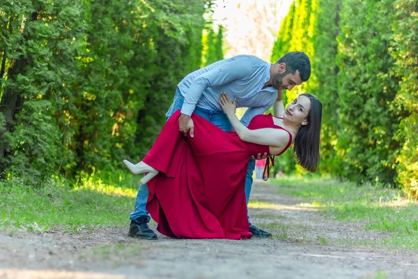 Donna Abito Rosso Con Fidanzato Nel Parco Giovane Coppia Nel — Foto Stock