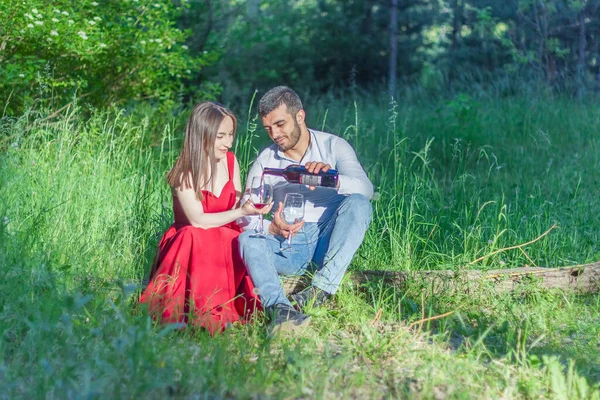 Casal Feliz Divertindo Parque Casal Bebendo Vinho Tinto Parque — Fotografia de Stock