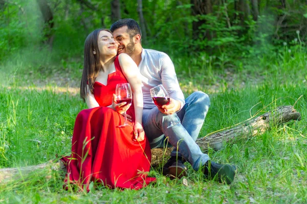 Couple Heureux Amuser Dans Parc Couple Boire Vin Rouge Dans — Photo