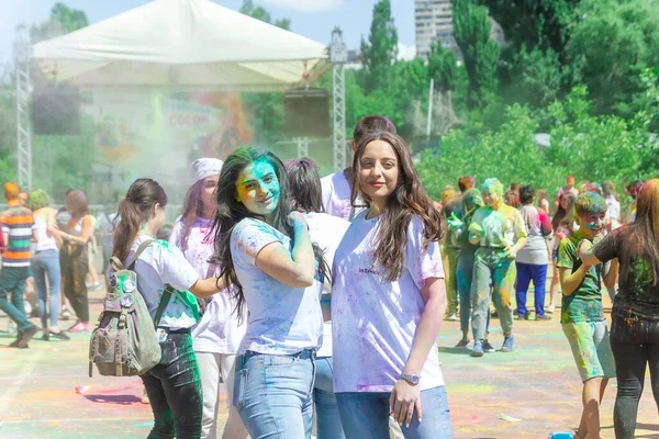 Las Mujeres Jóvenes Bonitas Festival Del Color Cara Coloreada Las — Foto de Stock