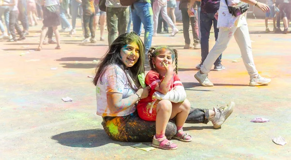 Las Mujeres Jóvenes Bonitas Festival Del Color Cara Coloreada Las — Foto de Stock