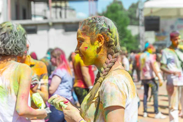 Las Mujeres Jóvenes Bonitas Festival Del Color Cara Coloreada Las — Foto de Stock