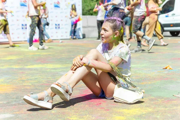 Vackra Unga Kvinnor Färgen Fest Färgat Ansikte Unga Kvinnor Färgfestival — Stockfoto