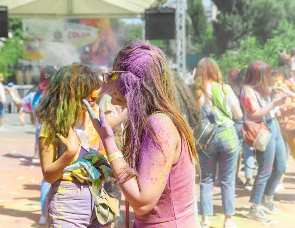 Belle Giovani Donne Nella Festa Del Colore Volto Colorato Delle — Foto Stock