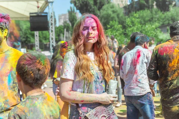 Las Mujeres Jóvenes Bonitas Festival Del Color Cara Coloreada Las — Foto de Stock