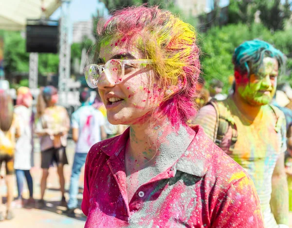 Las Mujeres Jóvenes Bonitas Festival Del Color Cara Coloreada Las — Foto de Stock