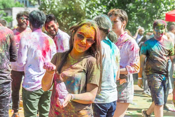 Las Mujeres Jóvenes Bonitas Festival Del Color Cara Coloreada Las — Foto de Stock