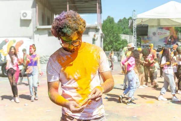 Muchacho Joven Bonito Festival Del Color Caras Coloreadas Los Pueblos — Foto de Stock