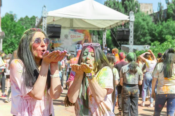 Belle Giovani Donne Nella Festa Del Colore Volto Colorato Delle — Foto Stock