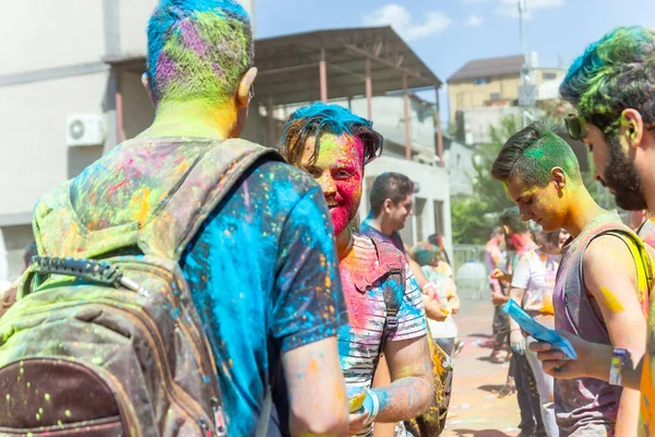 Много Людей Цветном Празднике Цветные Лица Людей Цветовой Фестиваль Индии Лицензионные Стоковые Изображения