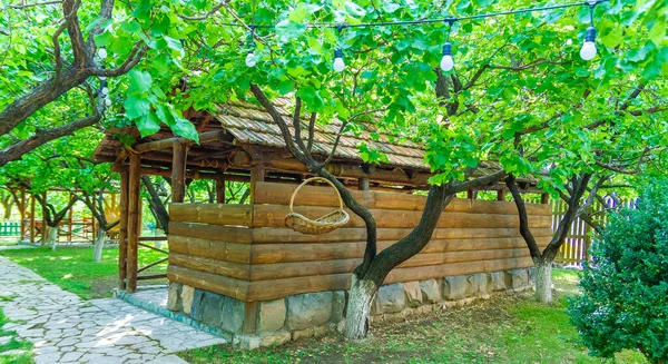 庭の美しい木造の家は — ストック写真