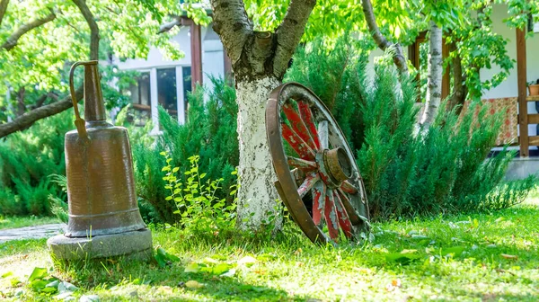 花园里的旧木轮 — 图库照片