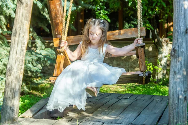 Όμορφο Κορίτσι Ένα Λευκό Φόρεμα Στο Πάρκο — Φωτογραφία Αρχείου