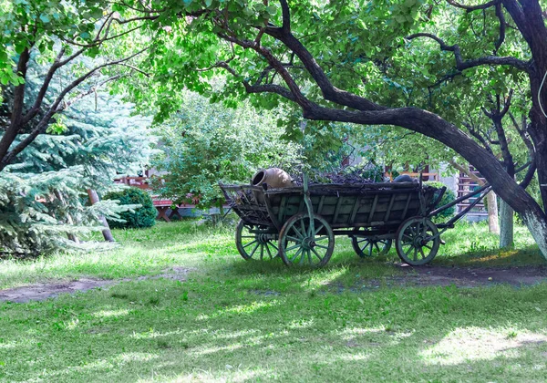花园里的旧木车 — 图库照片