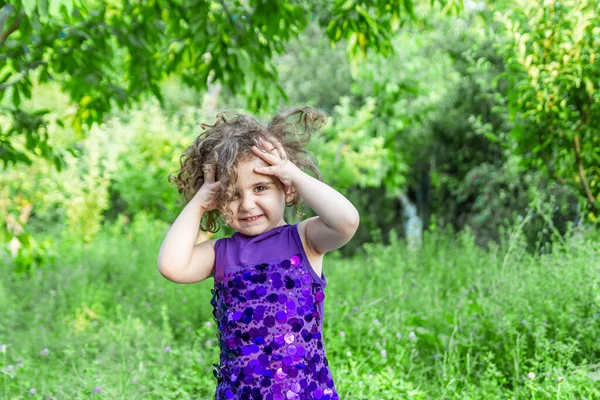 Criança Grama Pequena Menina Pterry Jardim Criança Parque Criança Brincando — Fotografia de Stock