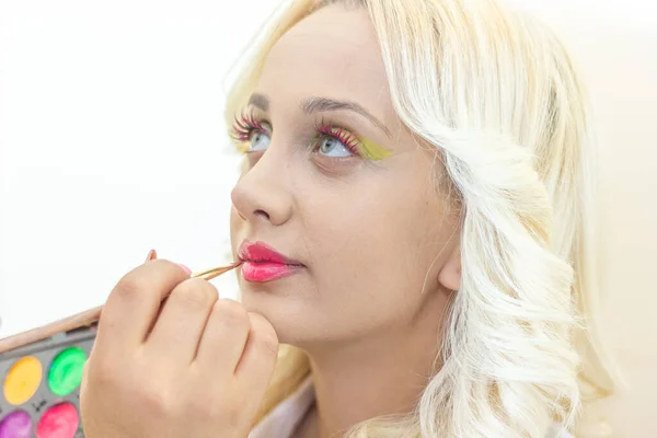 Bonita Joven Aplicación Maquillaje Salón Belleza —  Fotos de Stock