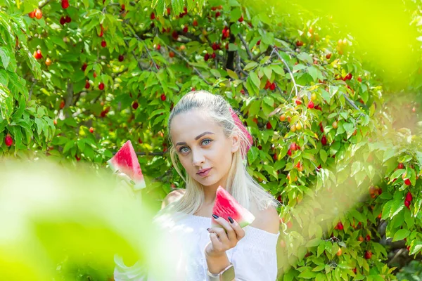 Όμορφη Νεαρή Γυναίκα Καρπούζι Στον Κήπο Όμορφη Κοπέλα Καρπούζι — Φωτογραφία Αρχείου
