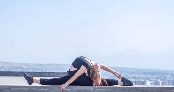 Şehirde Egzersiz Yapan Genç Bir Kız Yoga Yapan Bir Kadın — Stok fotoğraf