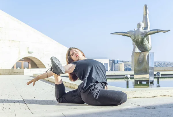 在城市里做运动的年轻女孩 做瑜伽运动的女人 做伸展运动的人 在城市里放松的女人 做健身运动的漂亮女孩 — 图库照片