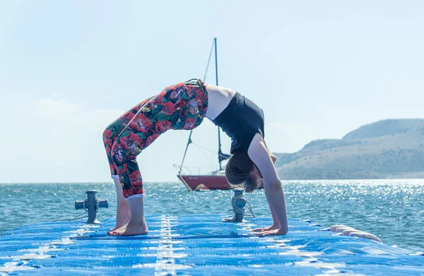 Kvinna Som Utövar Yoga Stranden Kvinna Som Kopplar Stranden Kvinna — Stockfoto